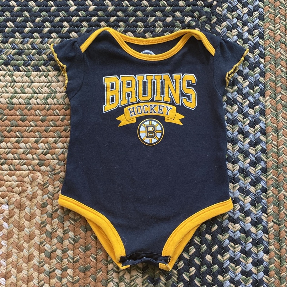 NEW WITHOUT TAGS=NHL Boston BRUINS Onesie Size Baby Girl 12 Mo